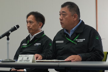 使用前確認証等の手交の様子③（原子力規制庁首席原子力専門検査官）