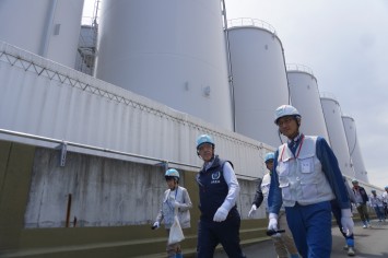 ALPS処理水移送建屋をご覧いただいている様子①