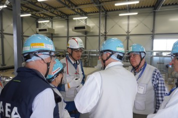ALPS処理水移送建屋をご覧いただいている様子②