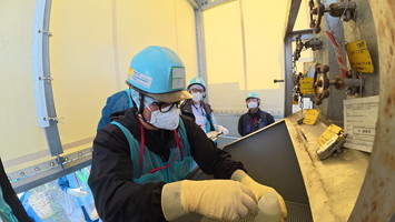 希釈・放出設備にて採水している様子（韓国の分析機関関係者）