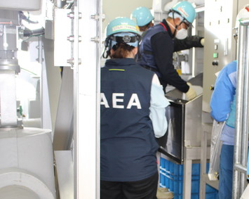 試料採取に立会うIAEA関係者