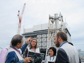 1～4 号機を俯瞰できる高台で廃炉の状況をご視察いただいている様子（その１）