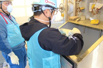 希釈・放出設備にて採水している様子（韓国の分析機関関係者）